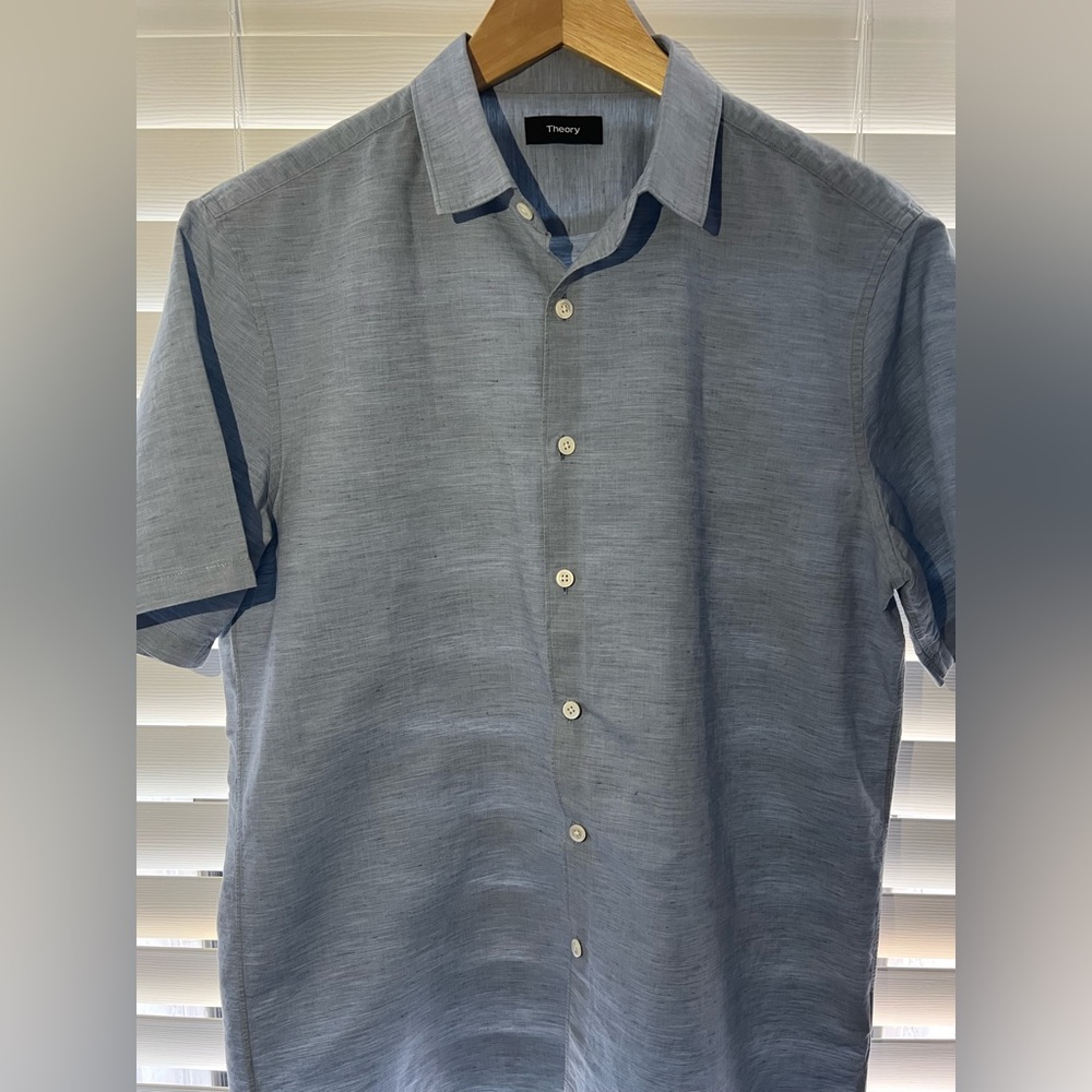 Theory Men’s Regular fit short sleeve button up shit. Size M